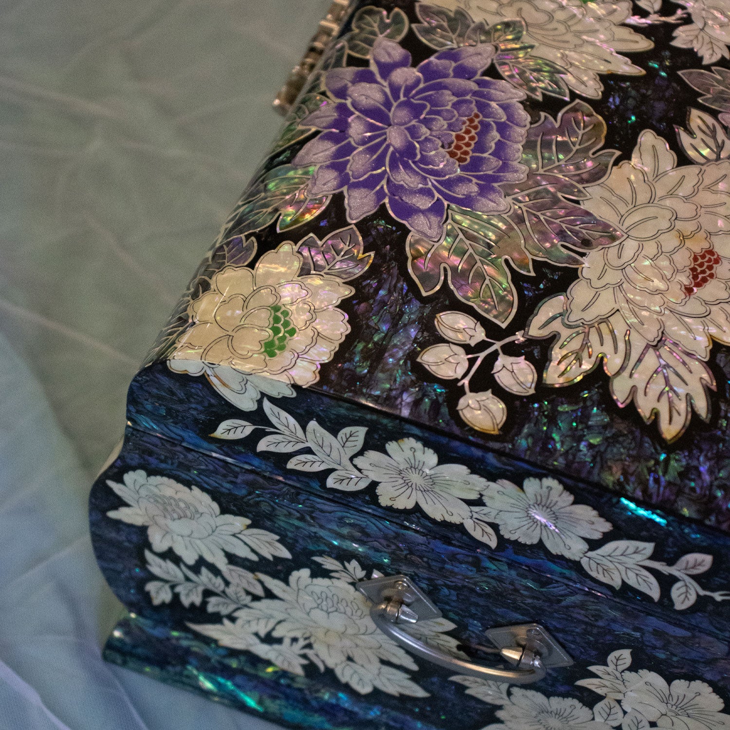 Large Lotus Garden Chest with Lock and Key-nunchi