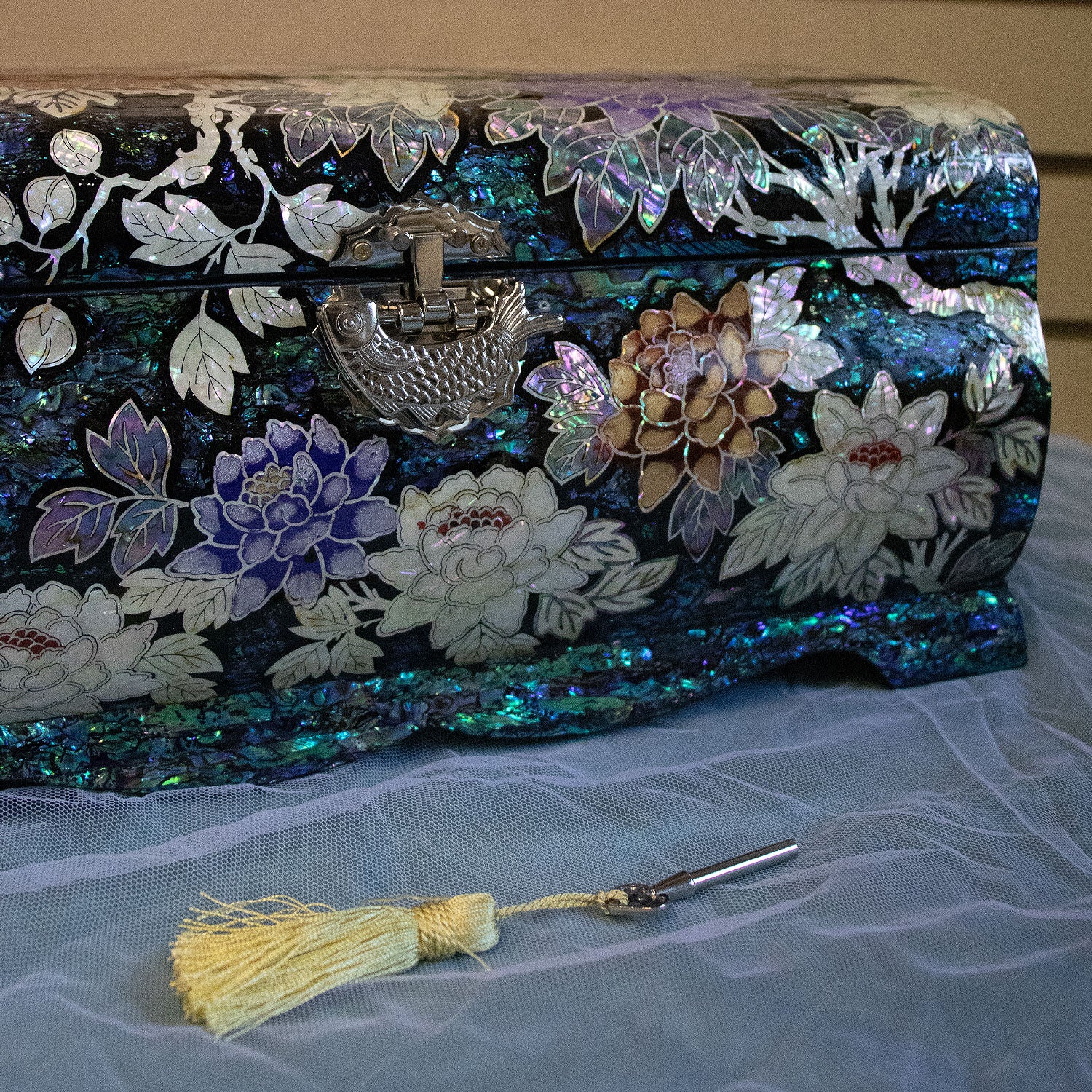 Large Lotus Garden Chest with Lock and Key-nunchi