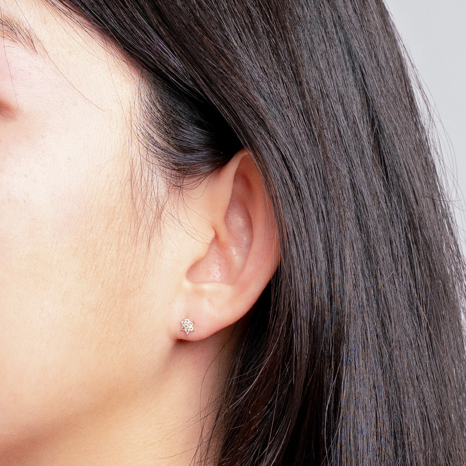 Tiny Flower Stud Earrings-nunchi