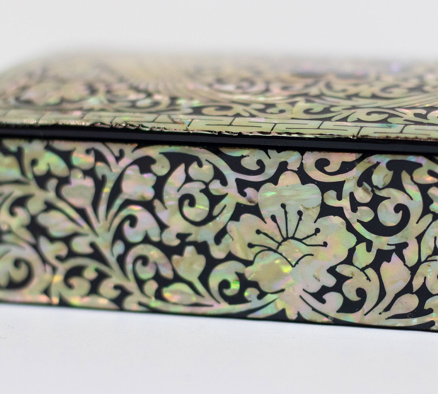Small Opaline Iridescent Lotus Jewelry Box-nunchi