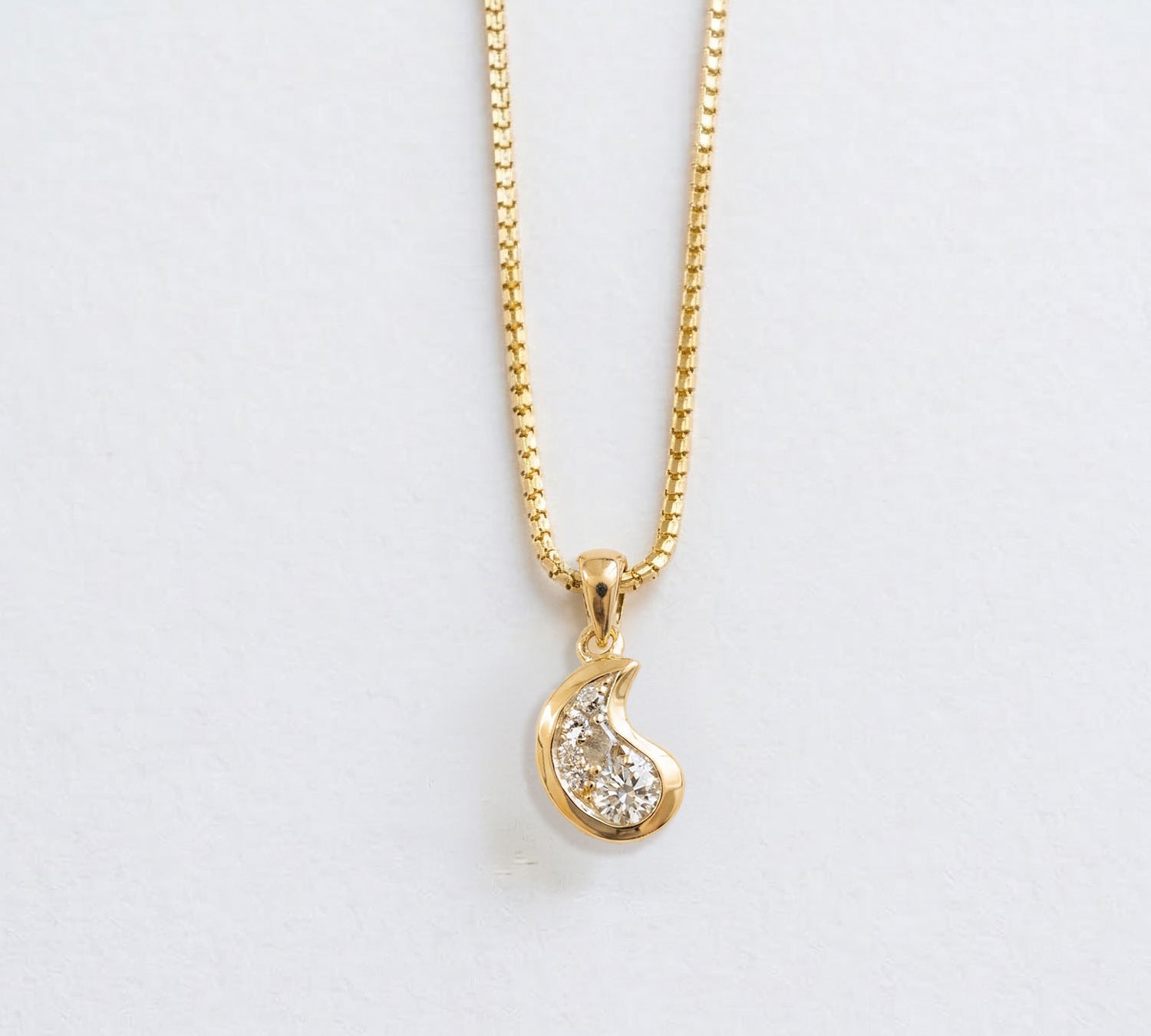 Yin Droplet White Diamond Pendant Necklace-NUNCHI