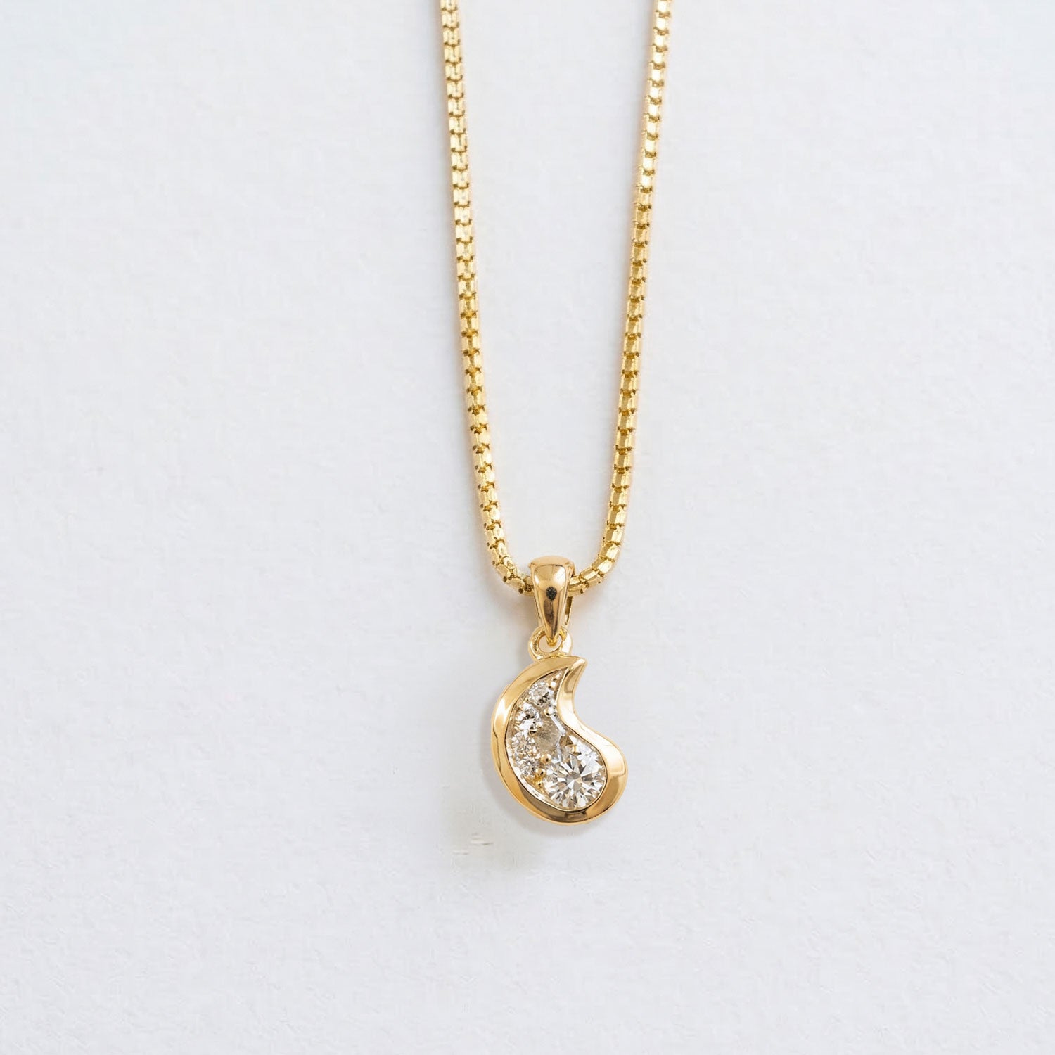 Yin Droplet White Diamond Pendant Necklace-nunchi