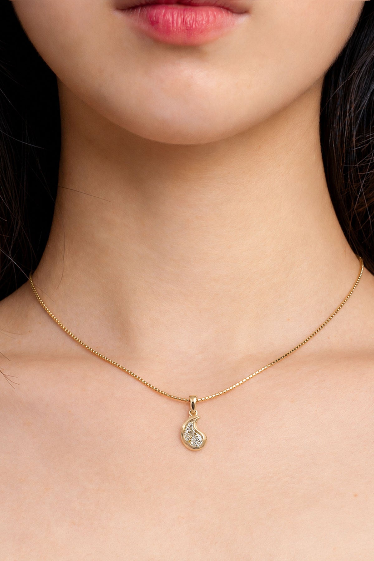 Yin Droplet White Diamond Pendant Necklace-nunchi